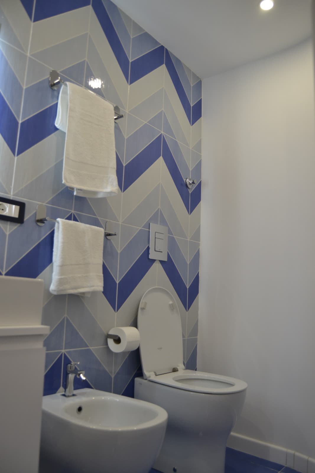Bagno — lavabo e specchio